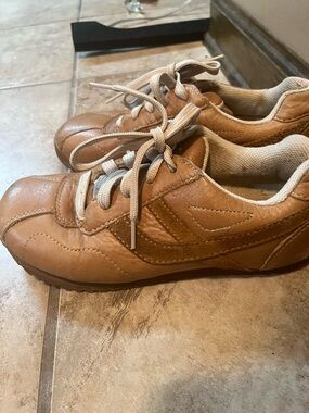 American Eagle Outfitters Tan/Brown Leather Lace-Up Sneakers Vintage